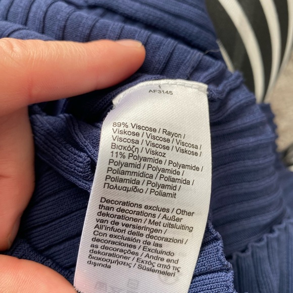 Lacoste 

Flat Ribbed Rayon Sweater

Size  36 smallet - Picture 6 of 7